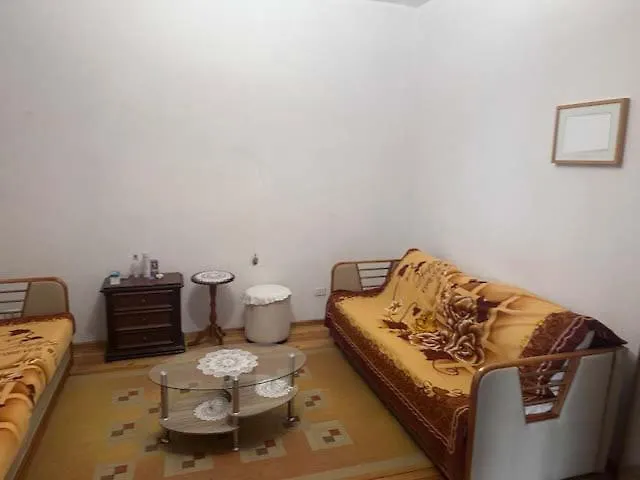 E Verdhe Vendégház *